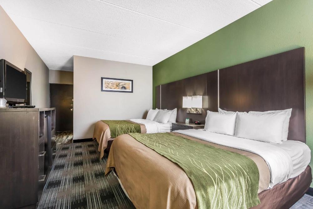 Queen Room with Two Queen Beds - Non-Smoking interior